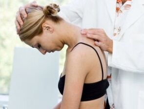 El médico examina el cuello en busca de osteocondrosis.