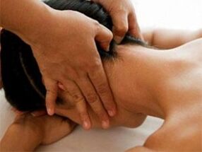 Masaje de cuello para la osteocondrosis.